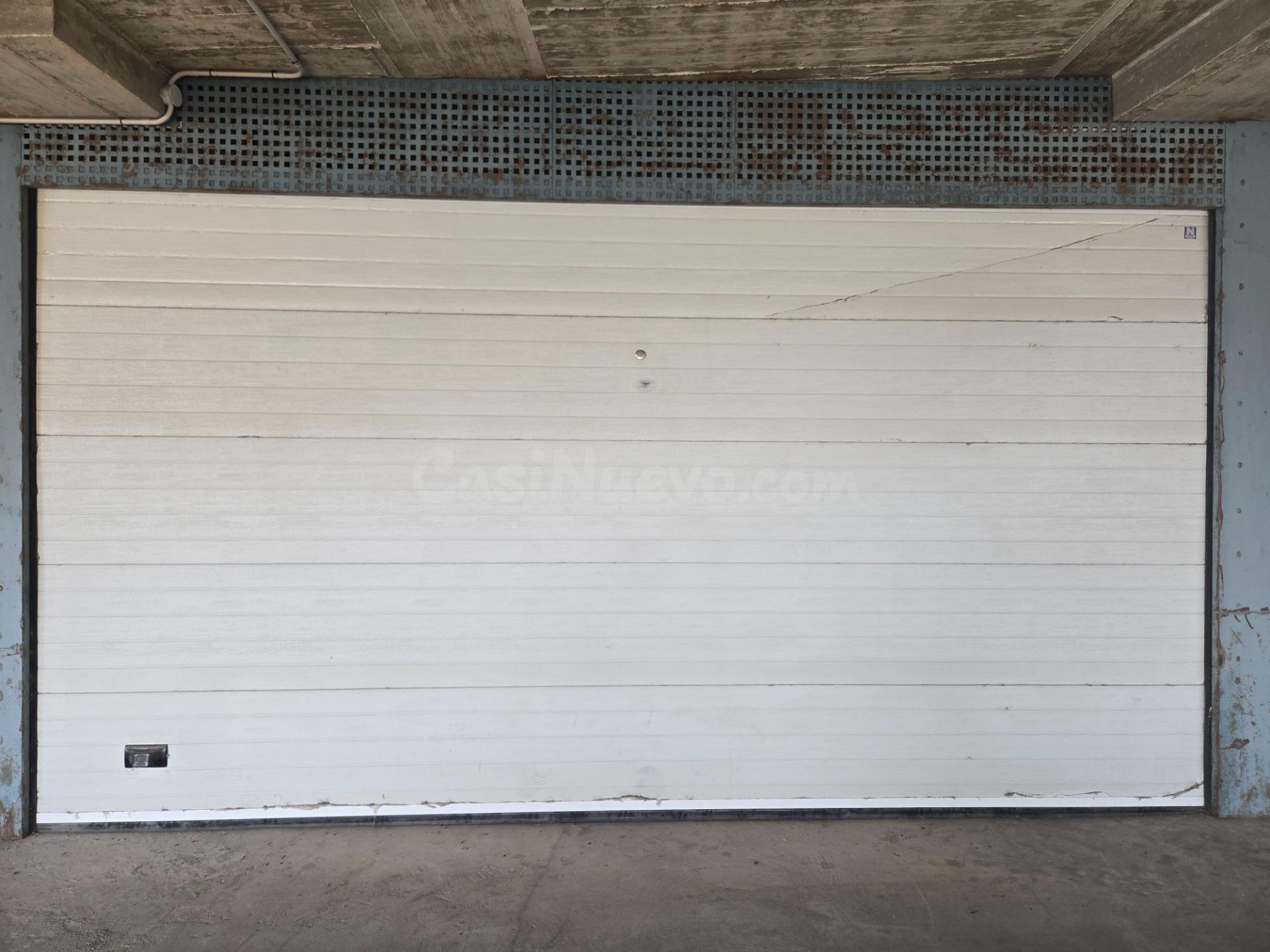 Carvajal - Dos Amplias plazas de parking cerradas con puerta - foto 2