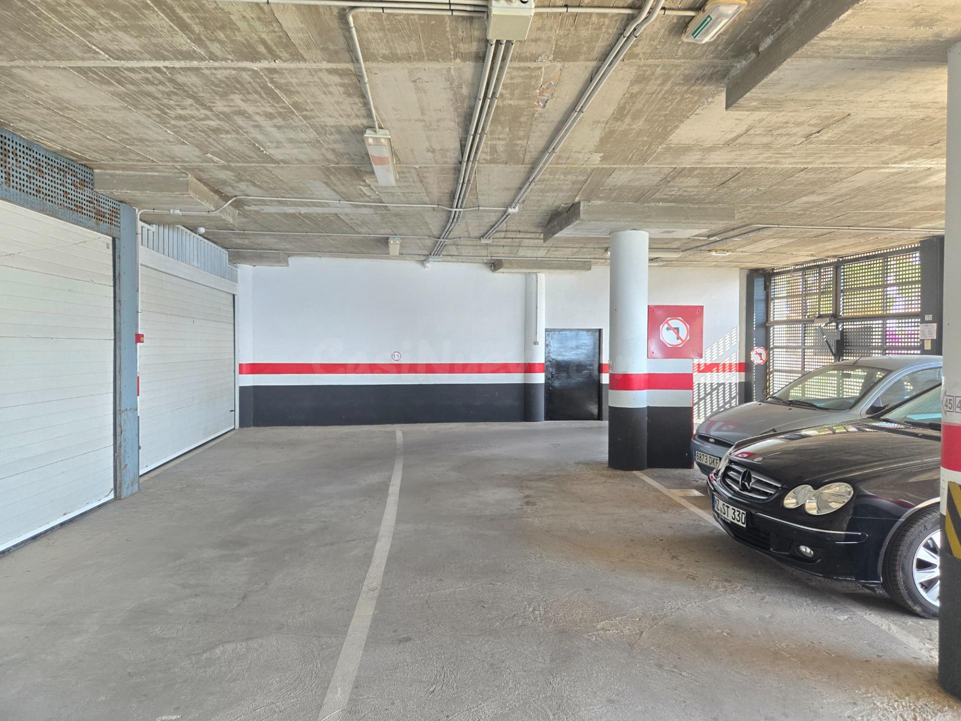 Carvajal - Dos Amplias plazas de parking cerradas con puerta - foto 3