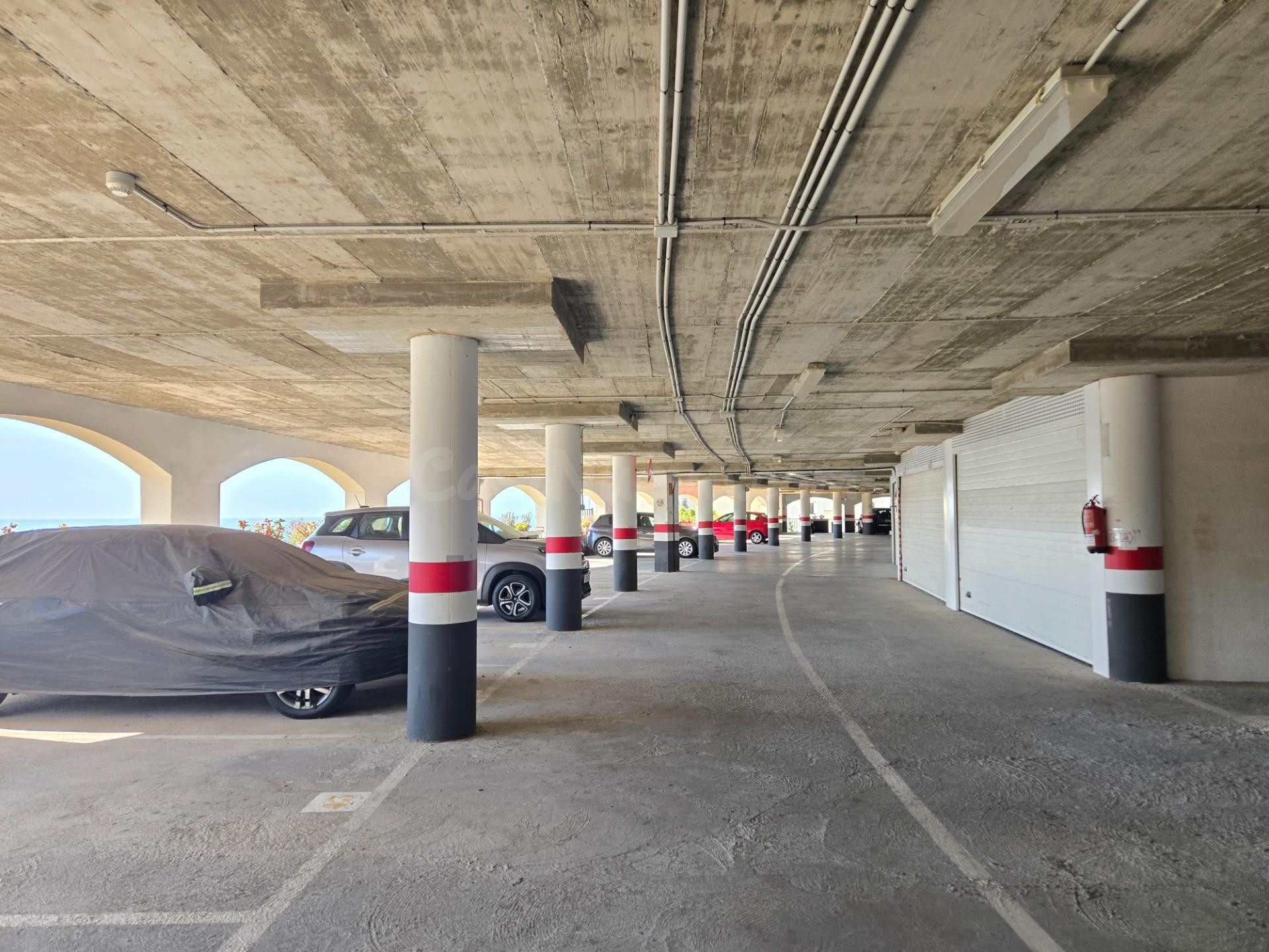 Carvajal - Dos Amplias plazas de parking cerradas con puerta - foto 4