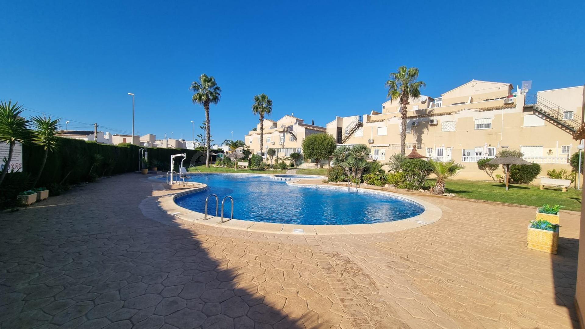 ✨ Tu rincón mediterráneo: adosado con gran terraza, solárium