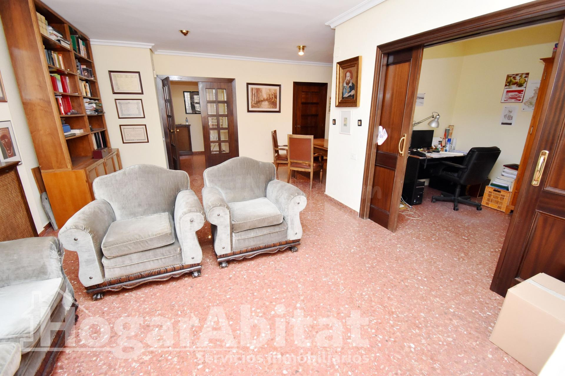 EXTERIOR EN RESIDENCIAL CON GARAJE, ASCENSOR, TERRAZA Y TRAS