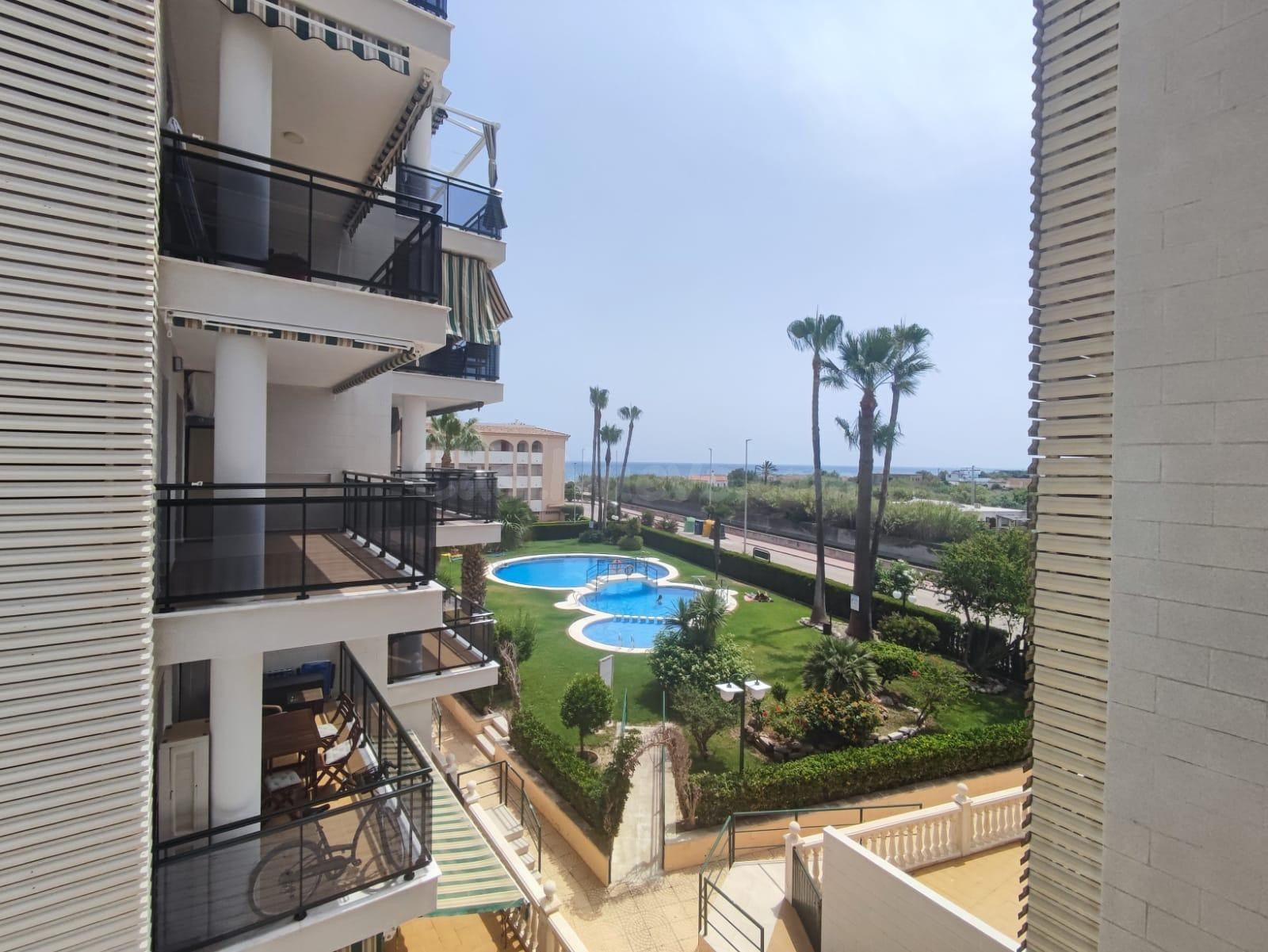 Apartamento con terraza, piscina y vistas al mar en Piles