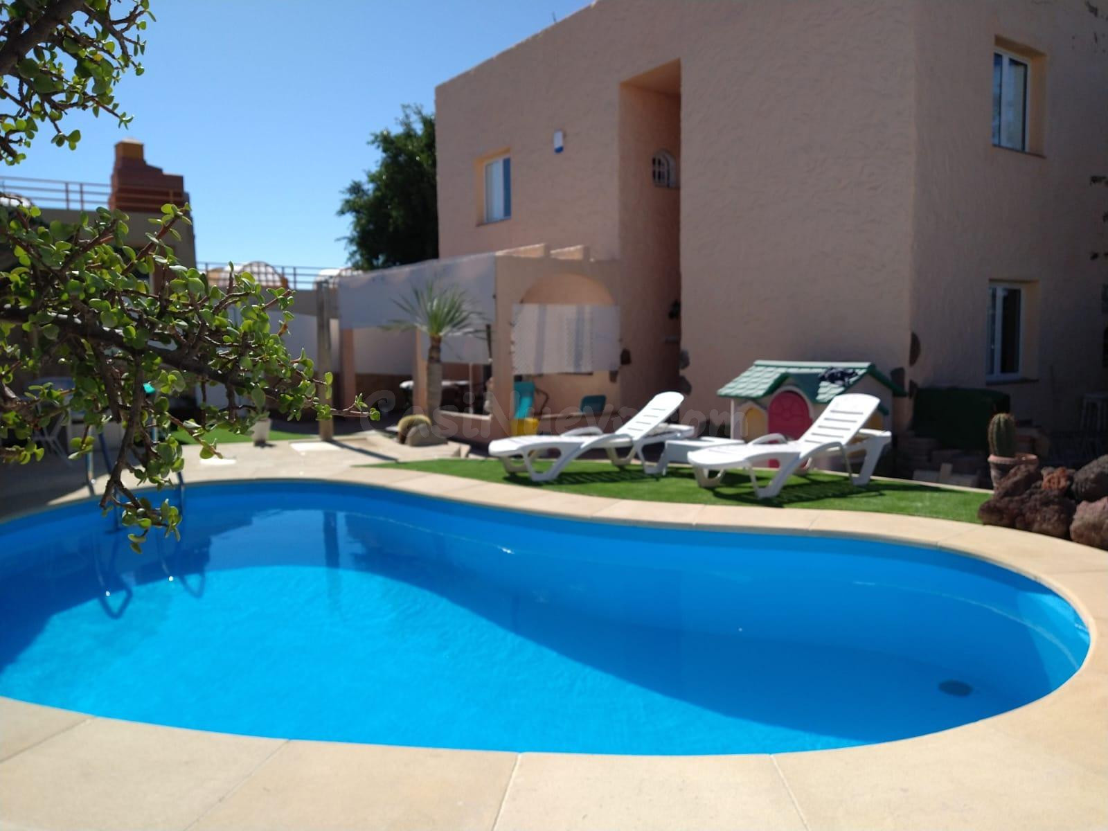 Chalet con piscina privada disponible para CORTA TEMPORADA - foto 2