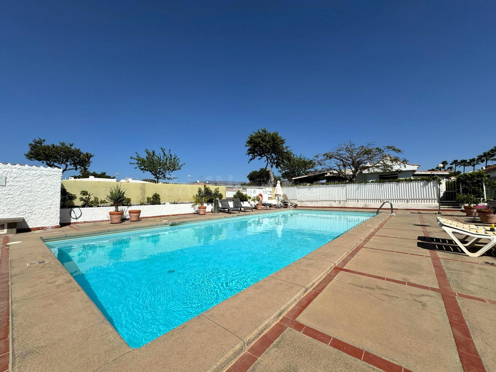 Espectacular bungalow con terraza privada y piscina comunita - foto 2