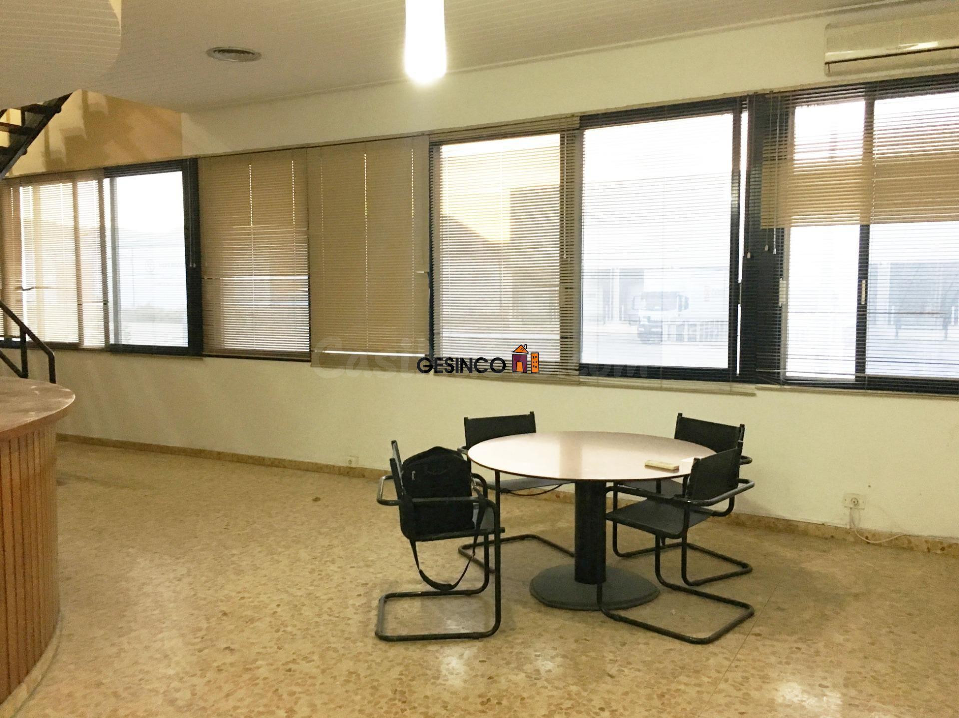 Local comercial 430m² en alquiler - Poligono El Pla