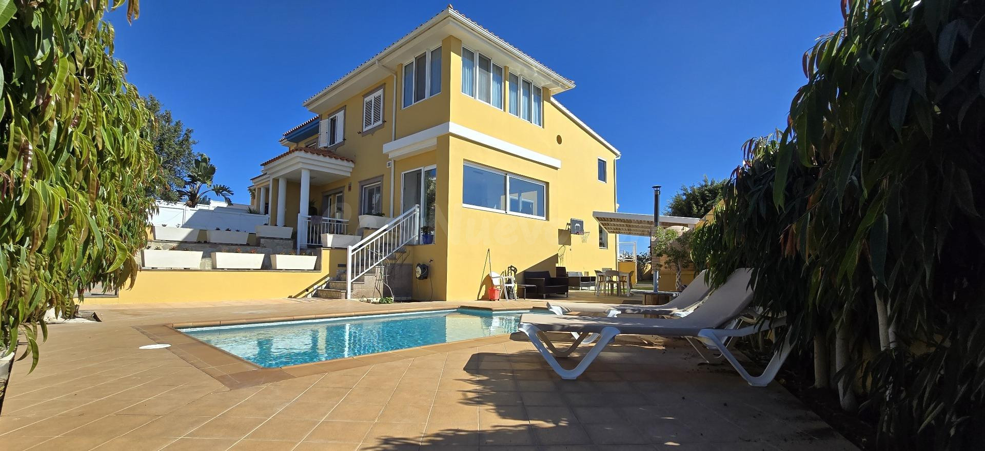 Chalet pareado con piscina privada en Montaña La Data