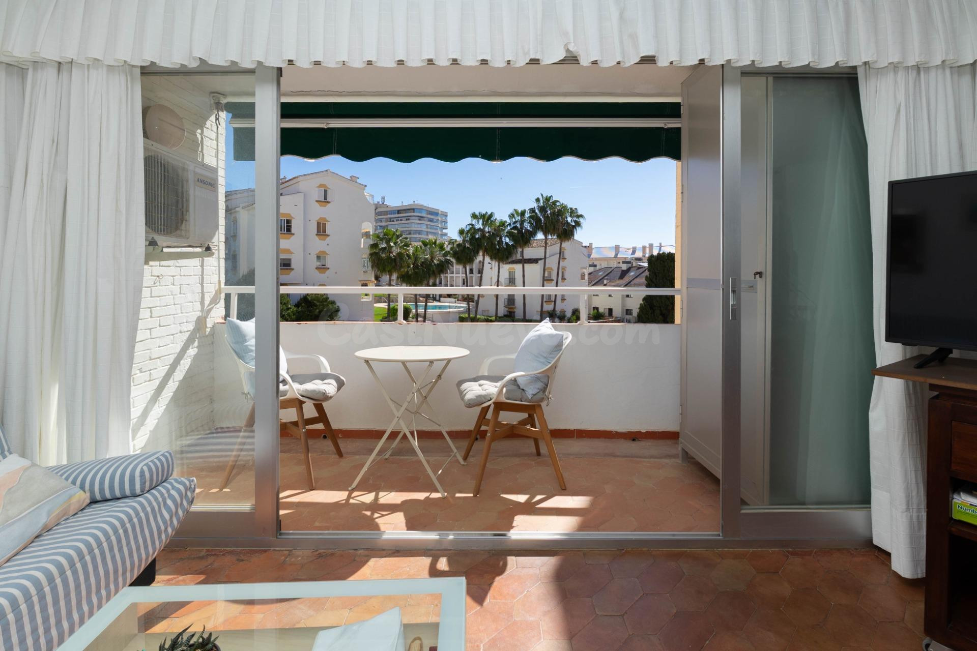 Apartamento con terraza y piscina a diez minutos del mar, en