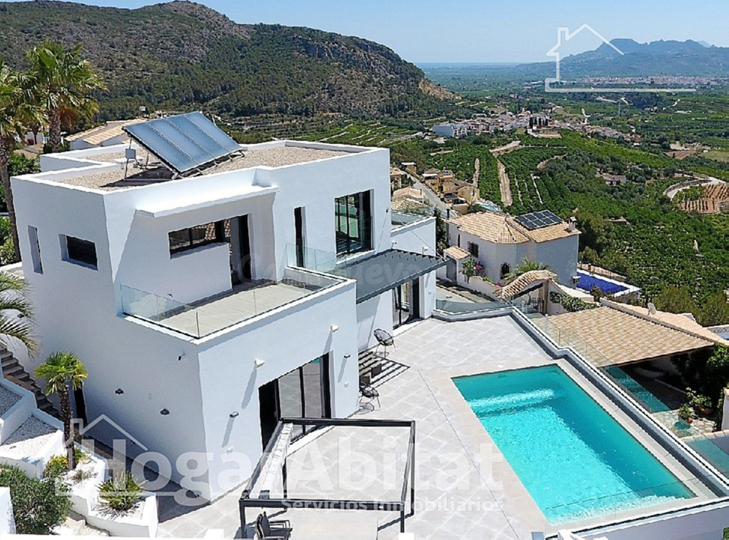 CHALET SEMINUEVO CON PISCINA, GARAJE Y VISTAS DESPEJADAS