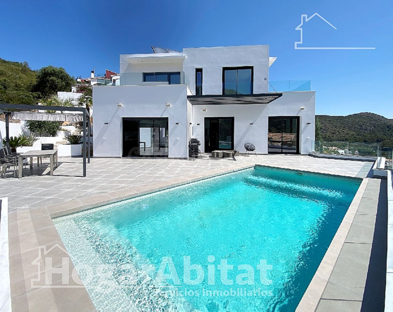 CHALET SEMINUEVO CON PISCINA, GARAJE Y VISTAS DESPEJADAS - foto 2
