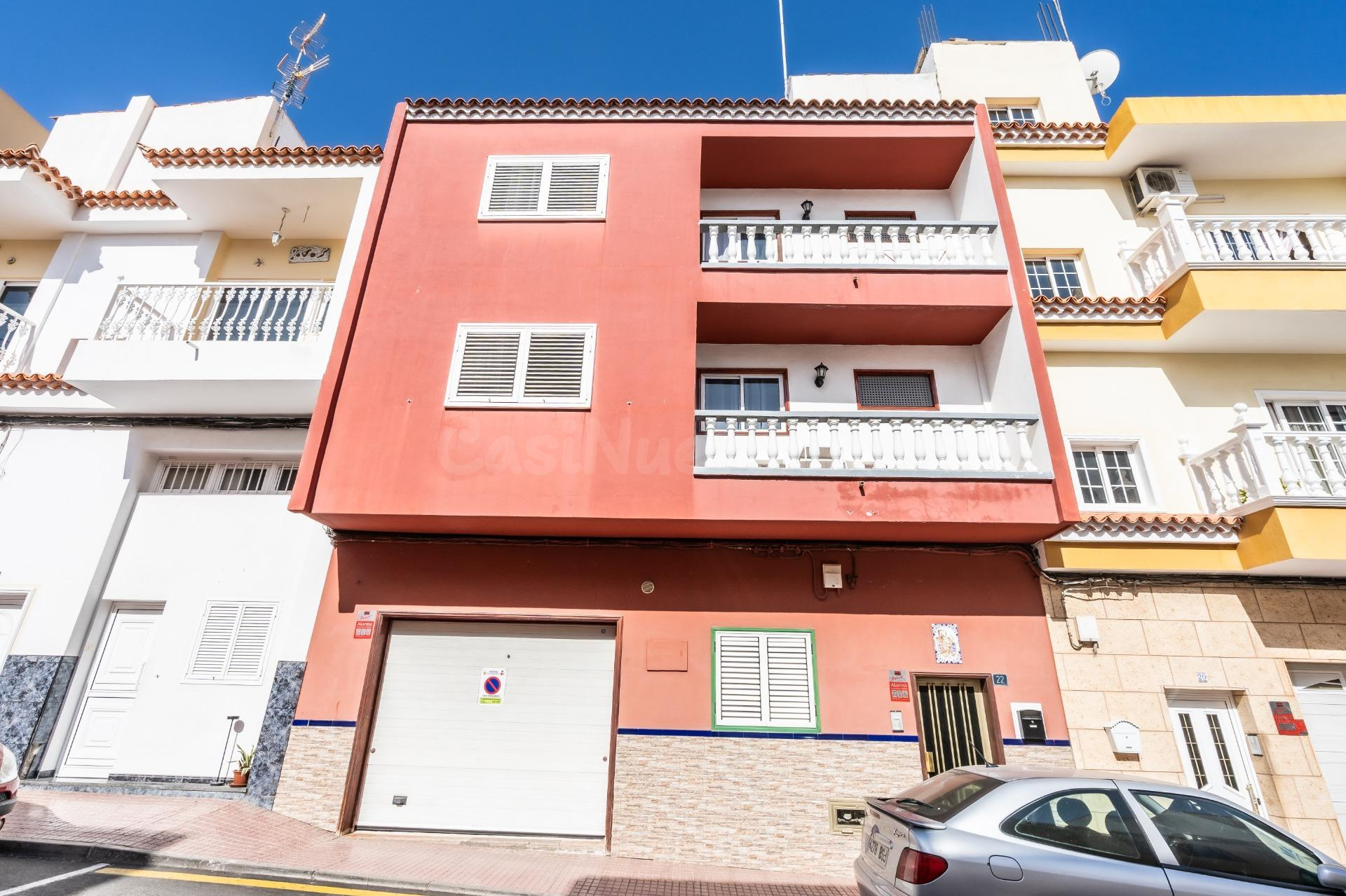EDIFICIO REFORMADO DE 5 VIVIENDAS, GARAJE Y TERRENO URBANO (