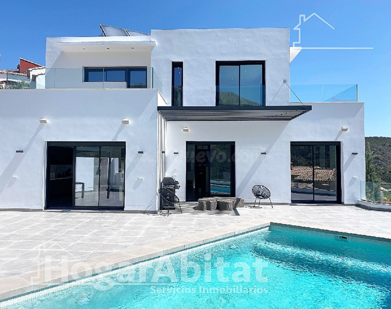 CHALET SEMINUEVO CON PISCINA, GARAJE Y VISTAS DESPEJADAS - foto 4