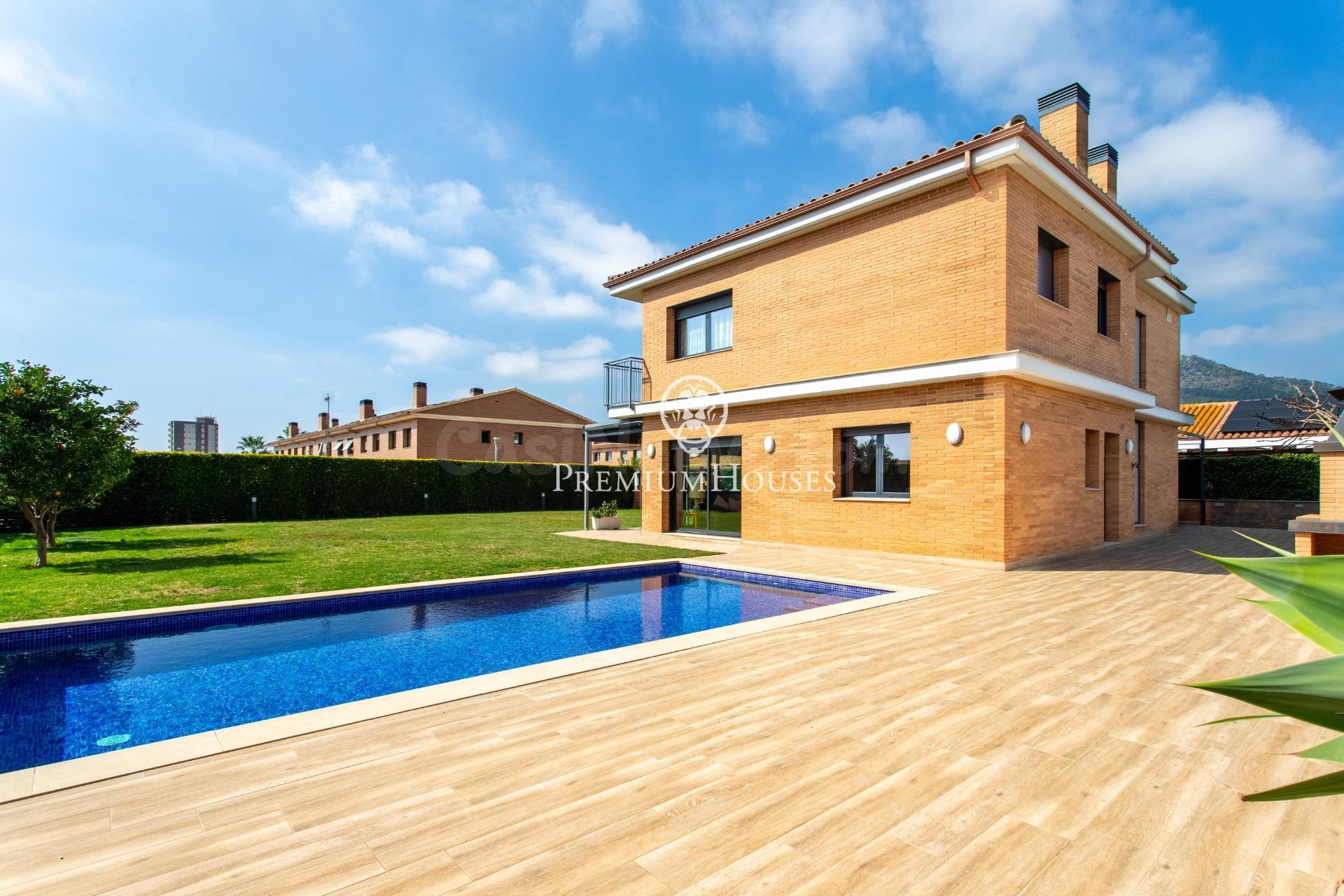 Elegante casa con piscina y parcela plana en venta en Cabrer
