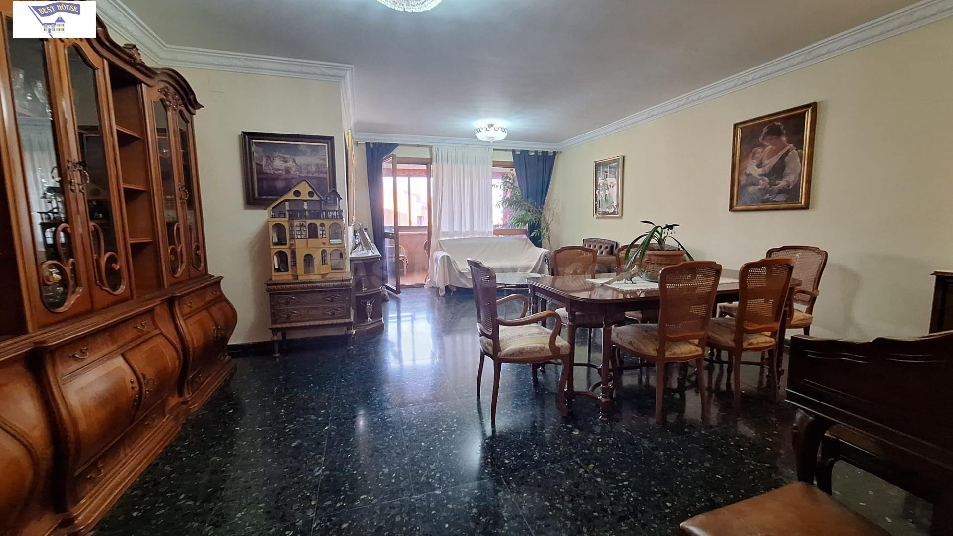 AMPLIO PISO EN EL CENTRO DE ALBACETE, CON 2 PLAZAS DE GARAJE