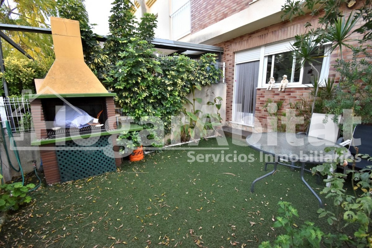ADOSADO SEMINUEVO CON PISCINA, 2 TERRAZAS Y AMPLIO GARAJE