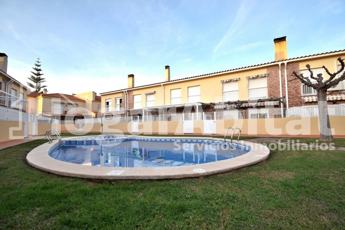ADOSADO SEMINUEVO CON PISCINA, 2 TERRAZAS Y AMPLIO GARAJE - foto 2