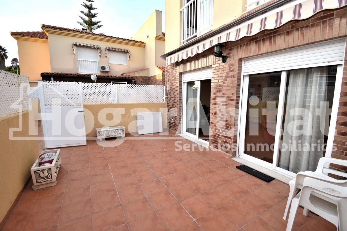 ADOSADO SEMINUEVO CON PISCINA, 2 TERRAZAS Y AMPLIO GARAJE - foto 3