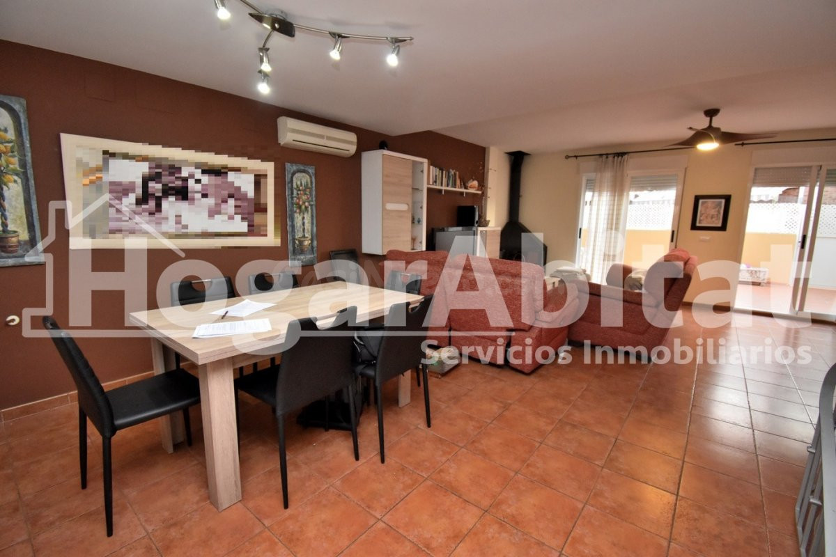 ADOSADO SEMINUEVO CON PISCINA, 2 TERRAZAS Y AMPLIO GARAJE - foto 5