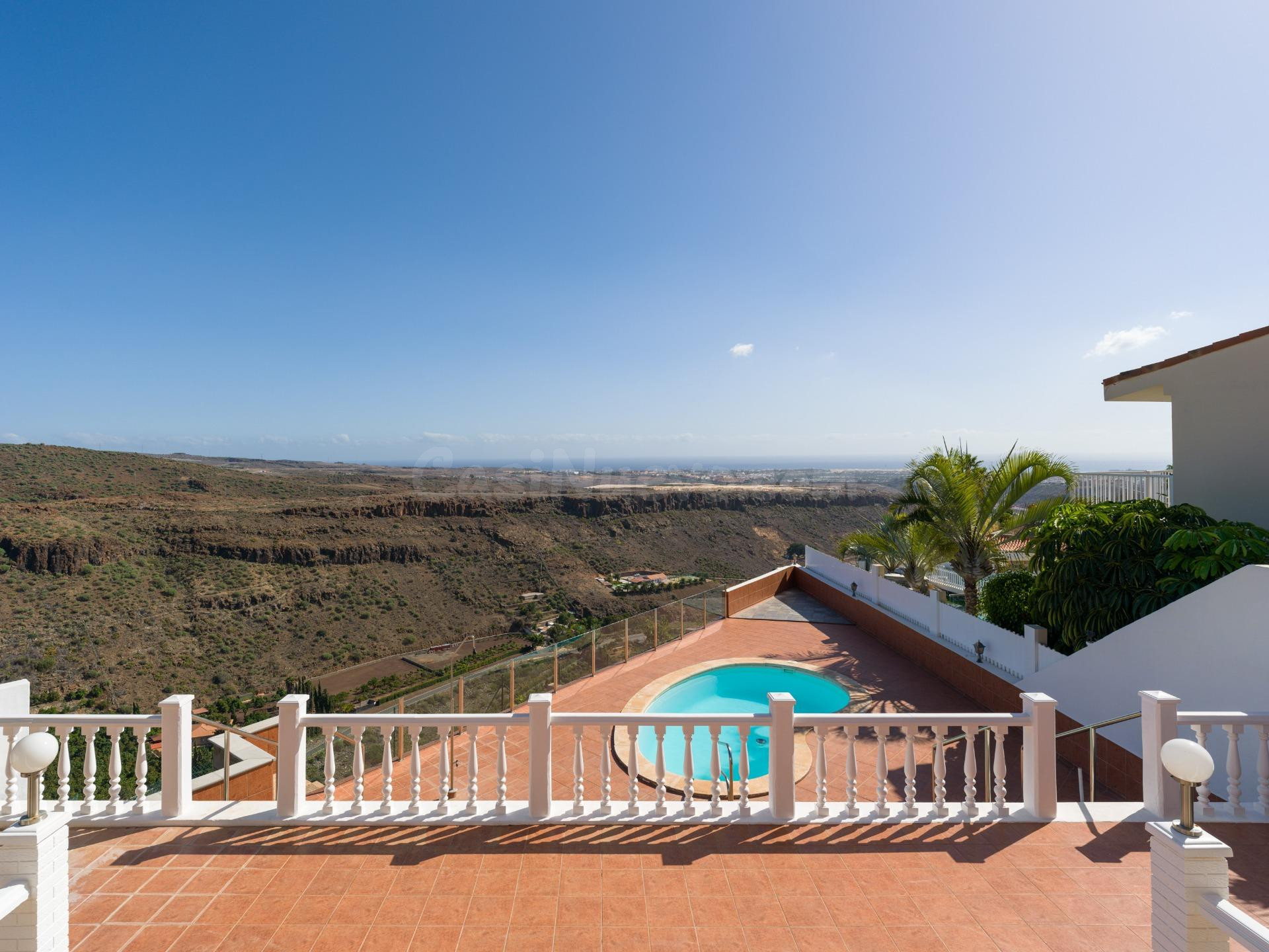 Chalet independiente con piscina y vistas al mar en Montaña 