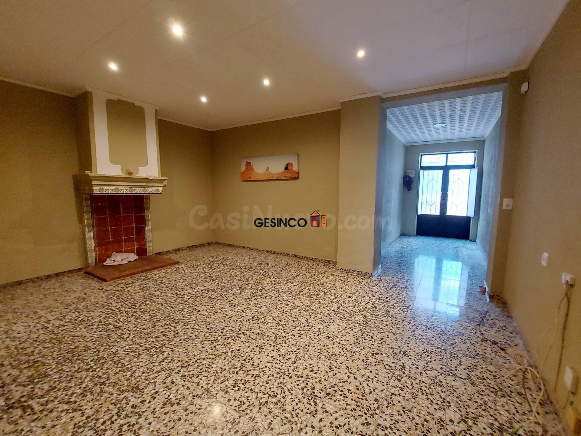 CASA DE PUEBLO PARA REFORMAR CON EXCELENTE PARCELA Y DOS ACC