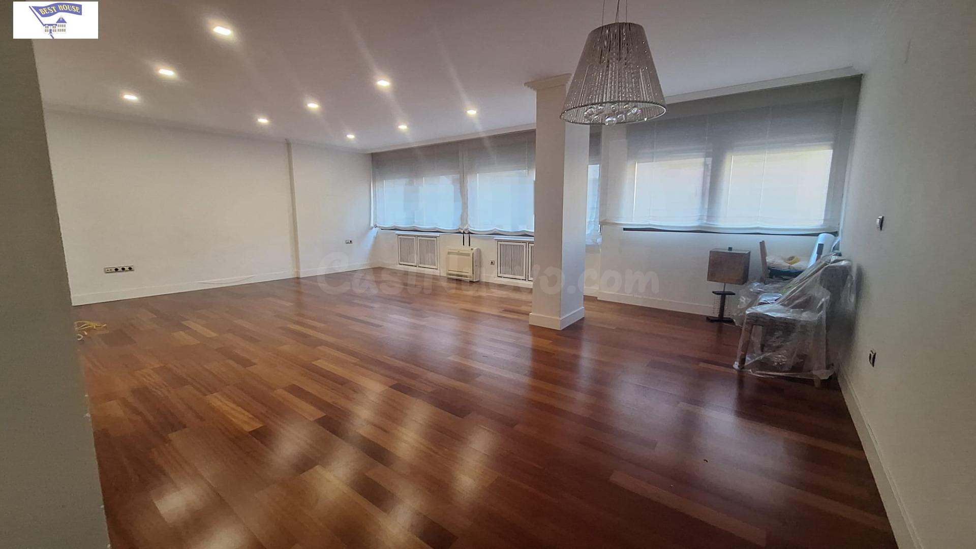 PISO AMPLIO Y CÉNTRICO CON GARAJE Y PATIO