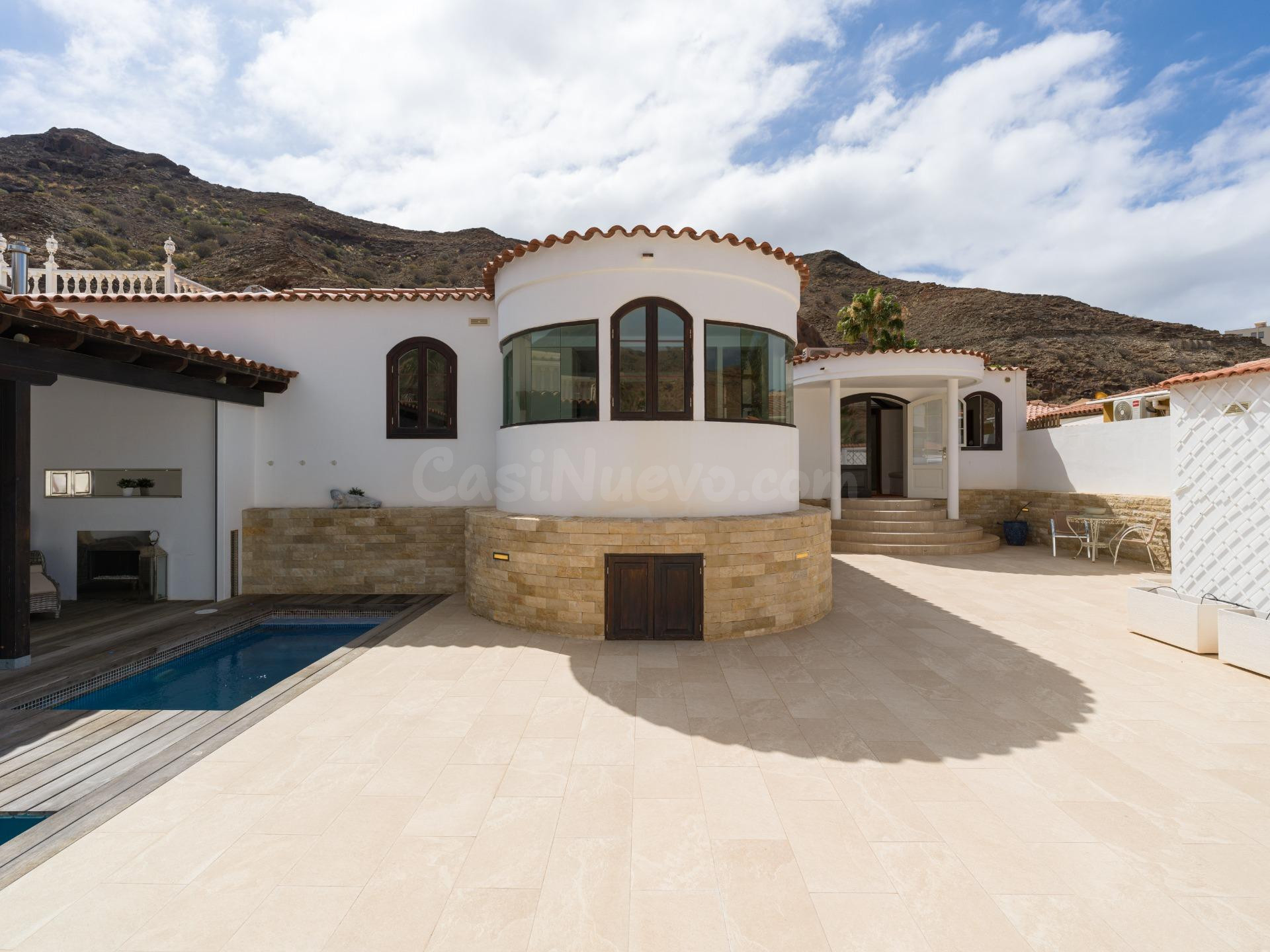 EXCLUSIVO CHALET INDEPENDIENTE CON PISCINA CLIMATIZADA EN TA
