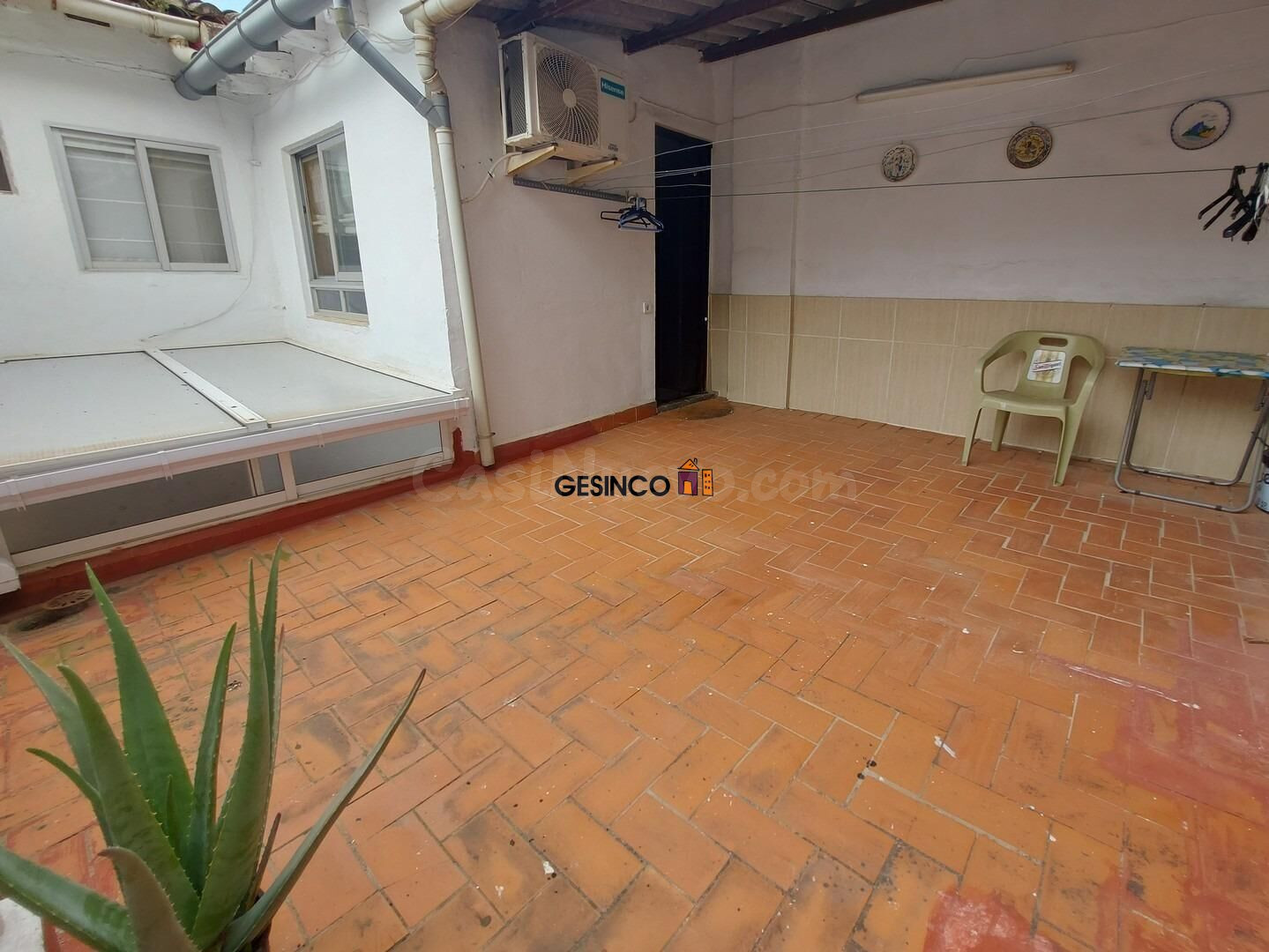 CASA CON PATIO Y TERRAZAS, MUY BIEN SITUADA