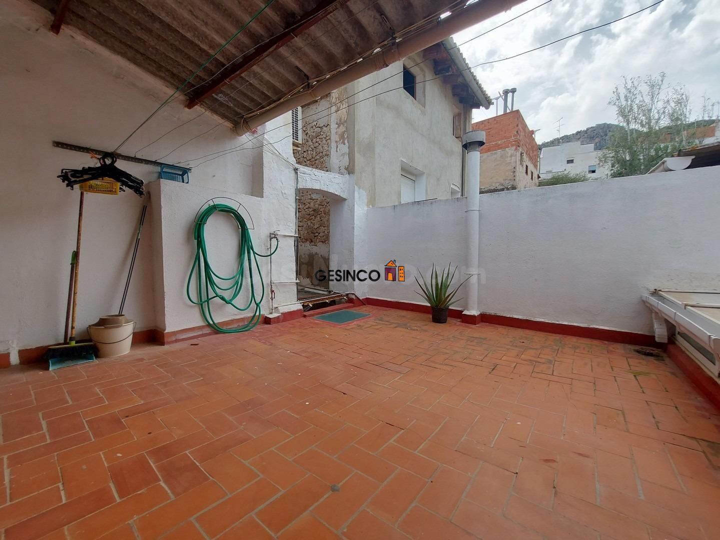 CASA CON PATIO Y TERRAZAS, MUY BIEN SITUADA - foto 2
