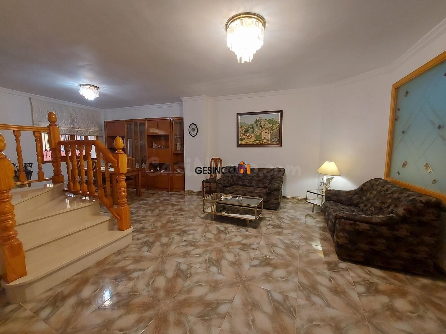 CASA CON PATIO Y TERRAZAS, MUY BIEN SITUADA - foto 3