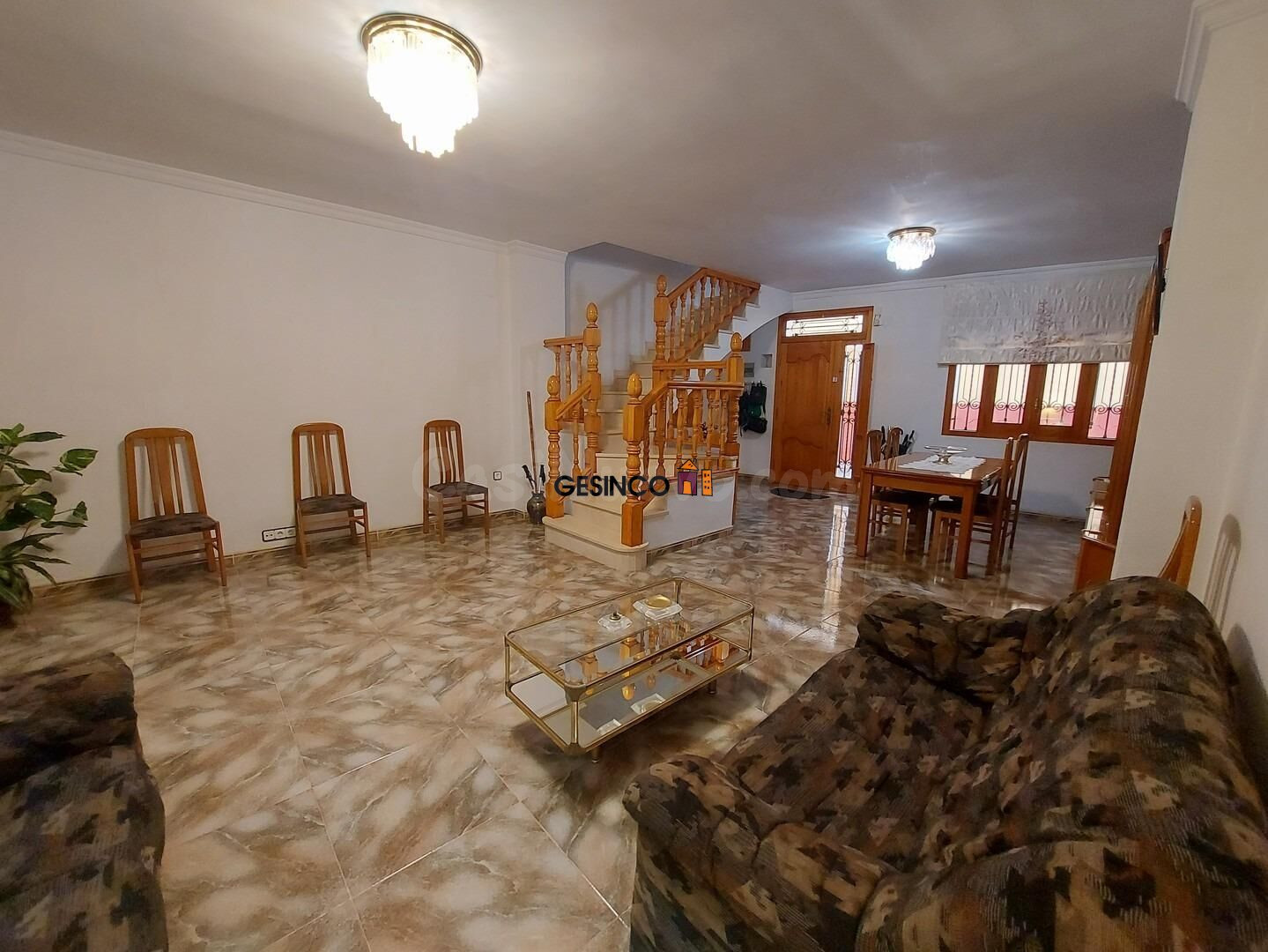 CASA CON PATIO Y TERRAZAS, MUY BIEN SITUADA - foto 4