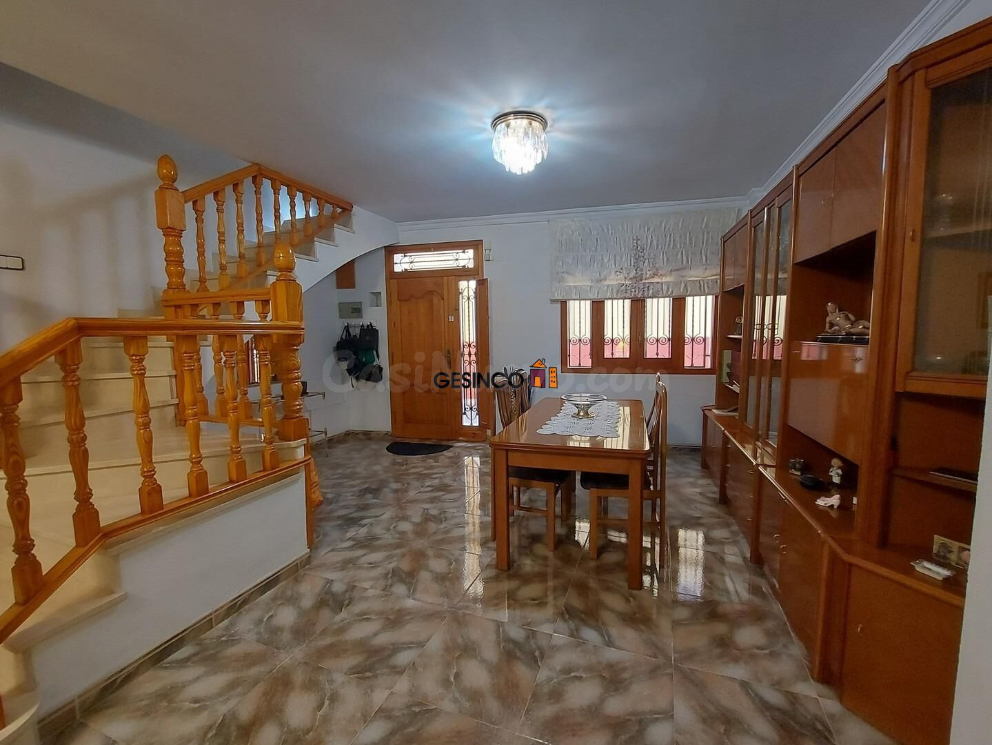 CASA CON PATIO Y TERRAZAS, MUY BIEN SITUADA - foto 5