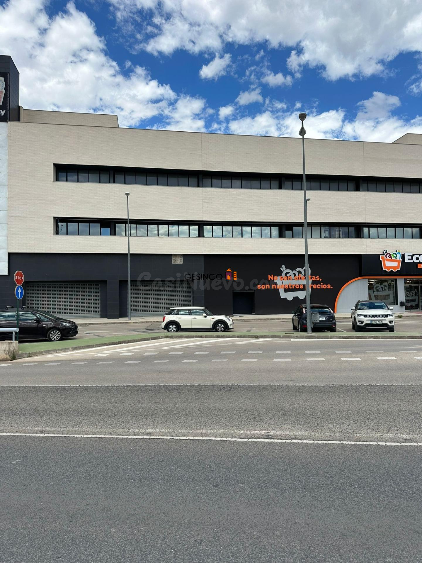 CONJUNTO DE LOCALES EN ZONA COMERCIAL, FRENTE CAMPO DE FUTBO