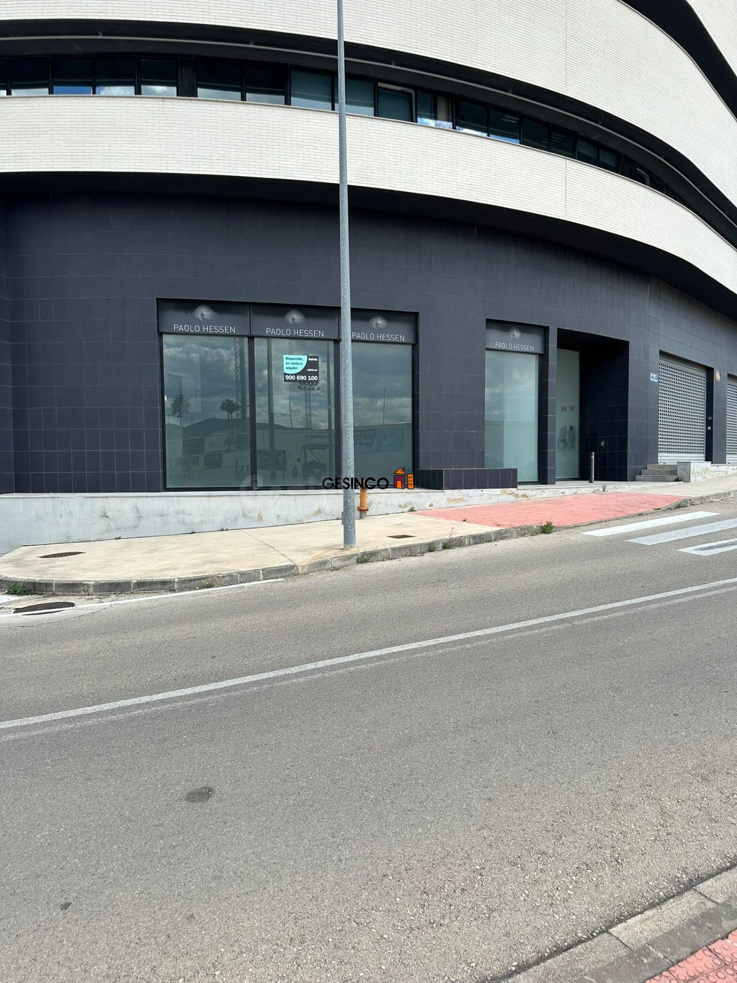 CONJUNTO DE LOCALES EN ZONA COMERCIAL, FRENTE CAMPO DE FUTBO - foto 2