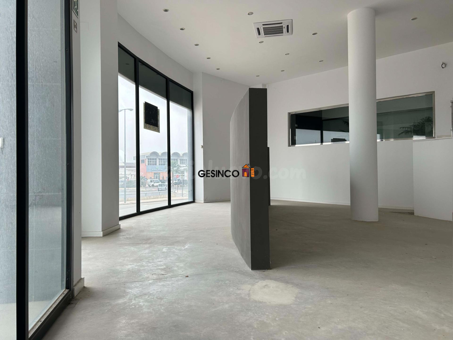 CONJUNTO DE LOCALES EN ZONA COMERCIAL, FRENTE CAMPO DE FUTBO - foto 3