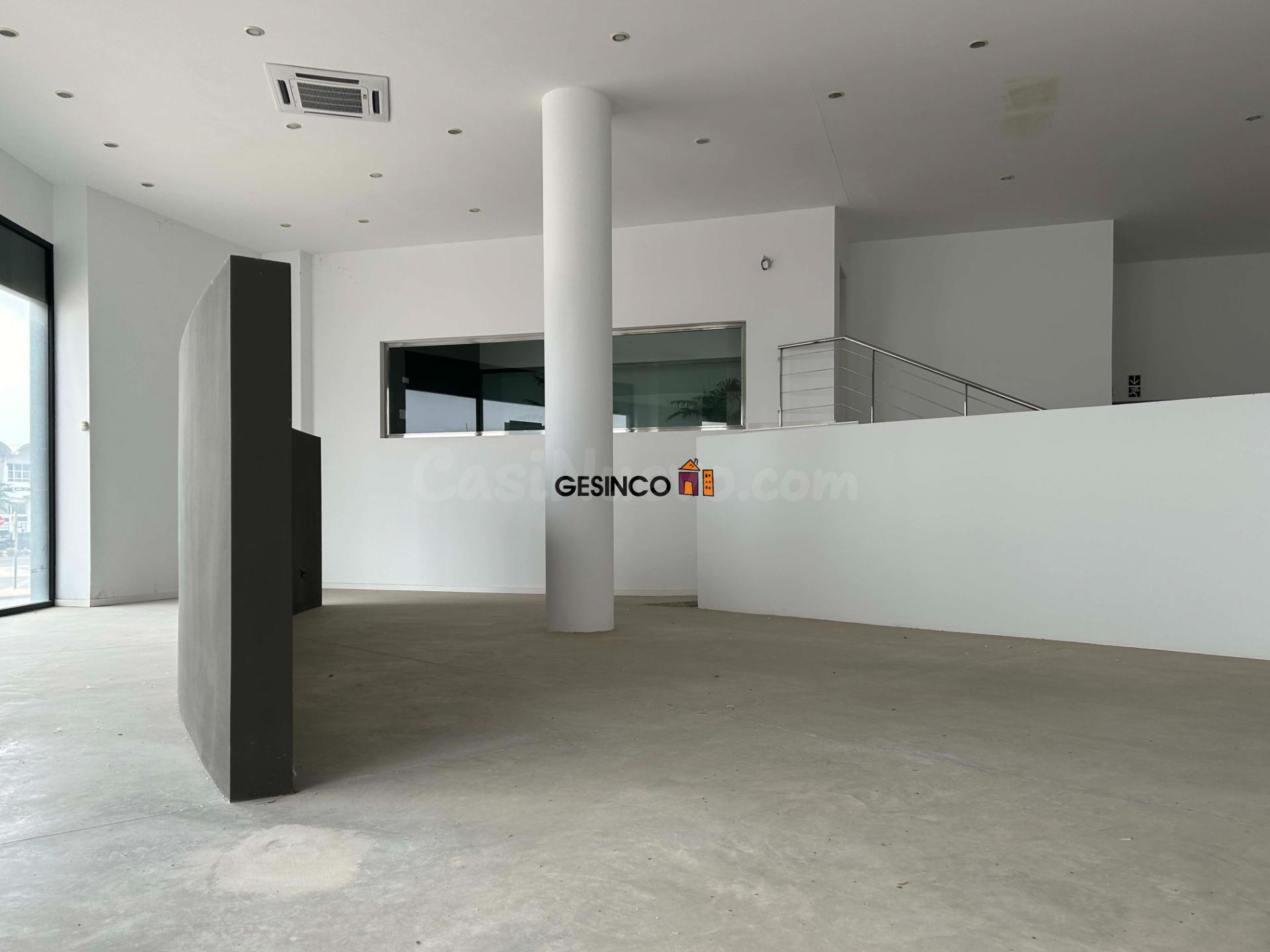 CONJUNTO DE LOCALES EN ZONA COMERCIAL, FRENTE CAMPO DE FUTBO - foto 4