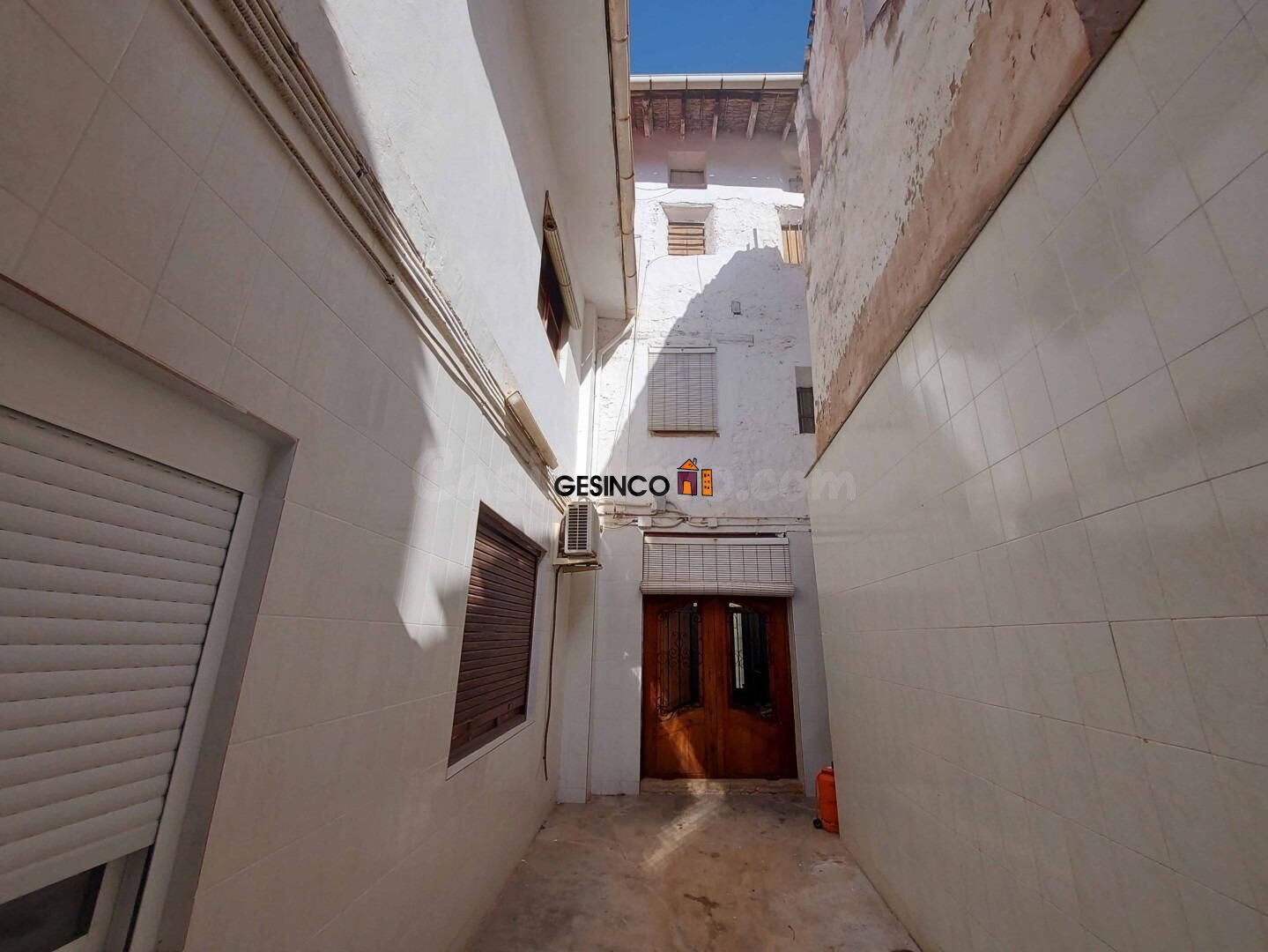 CASA BIEN SITUADA CON PATIO Y TERRAZA - foto 4