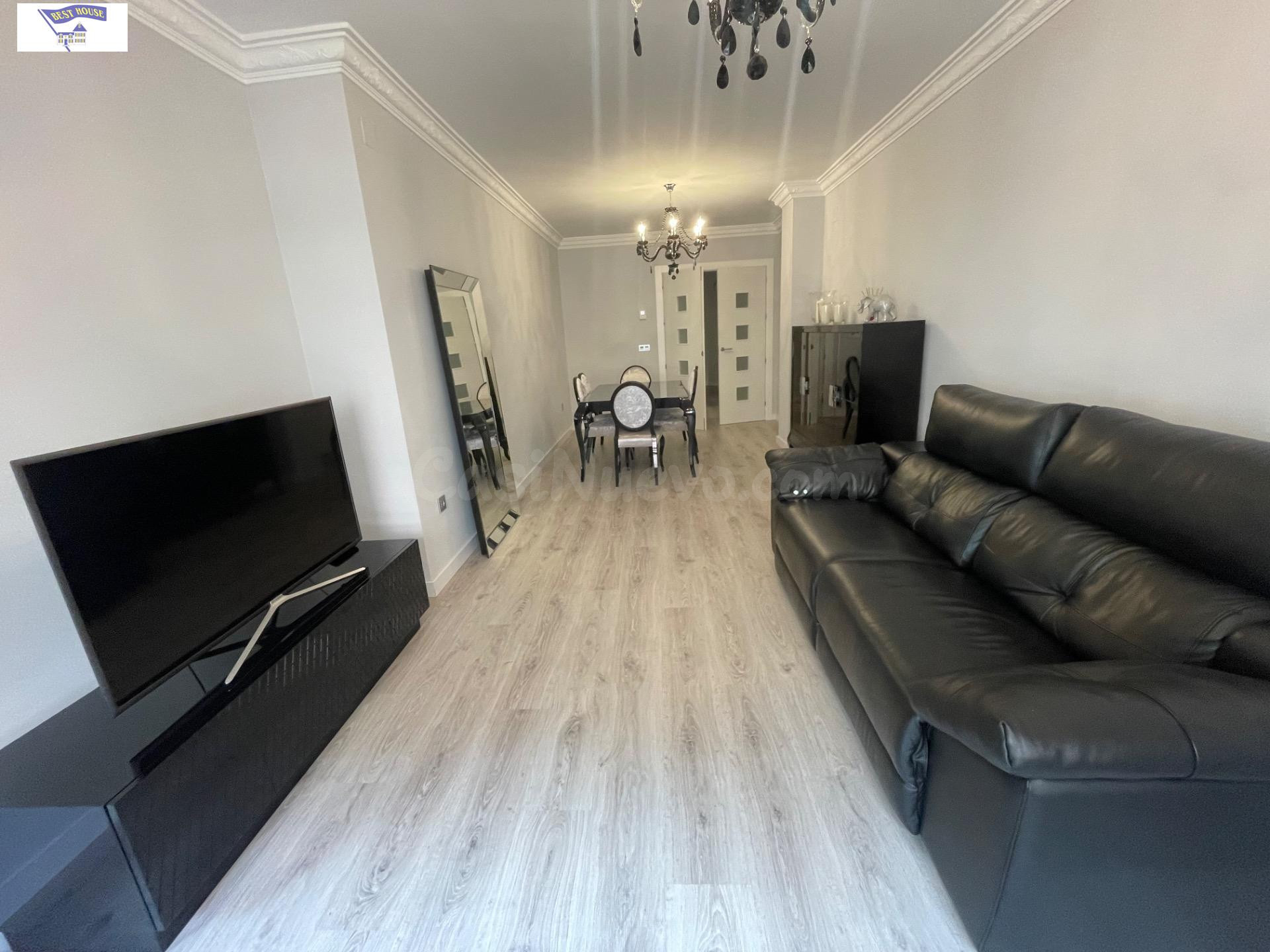 PISO DE TRES DORMITORIOS Y DOS BAÑOS CON GARAJE EN PLENO CEN - foto 2