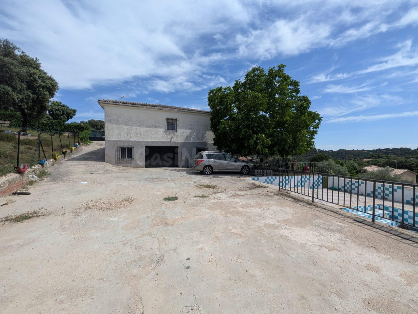Chalet con piscina en urbanización El Mirador, Hontoba