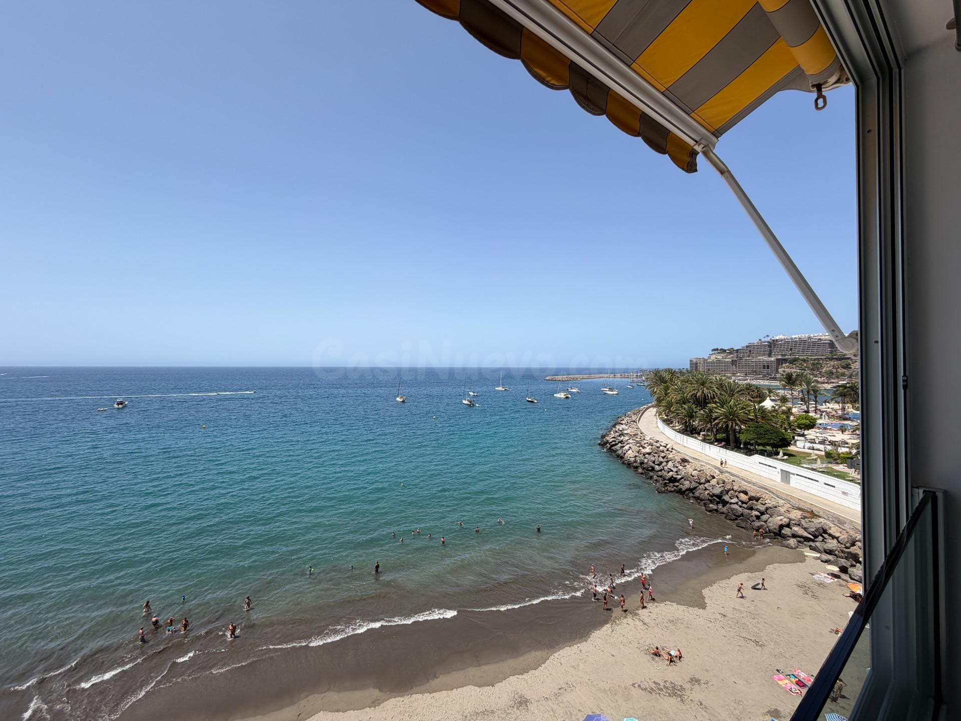 Estudio reformado con vistas al mar y acceso directo a la pl