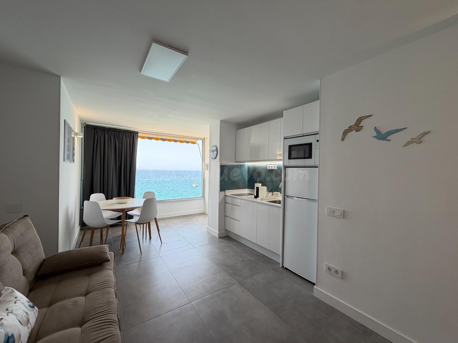 Estudio reformado con vistas al mar y acceso directo a la pl - foto 5