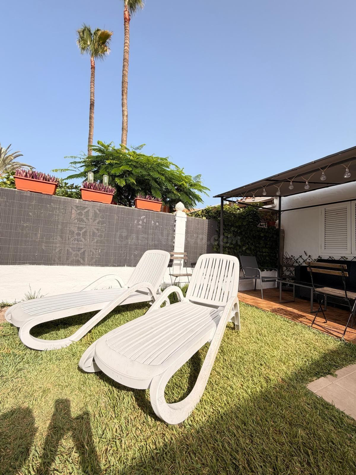 Bungalow renovado con jardín – Alquiler de temporada en Play - foto 3