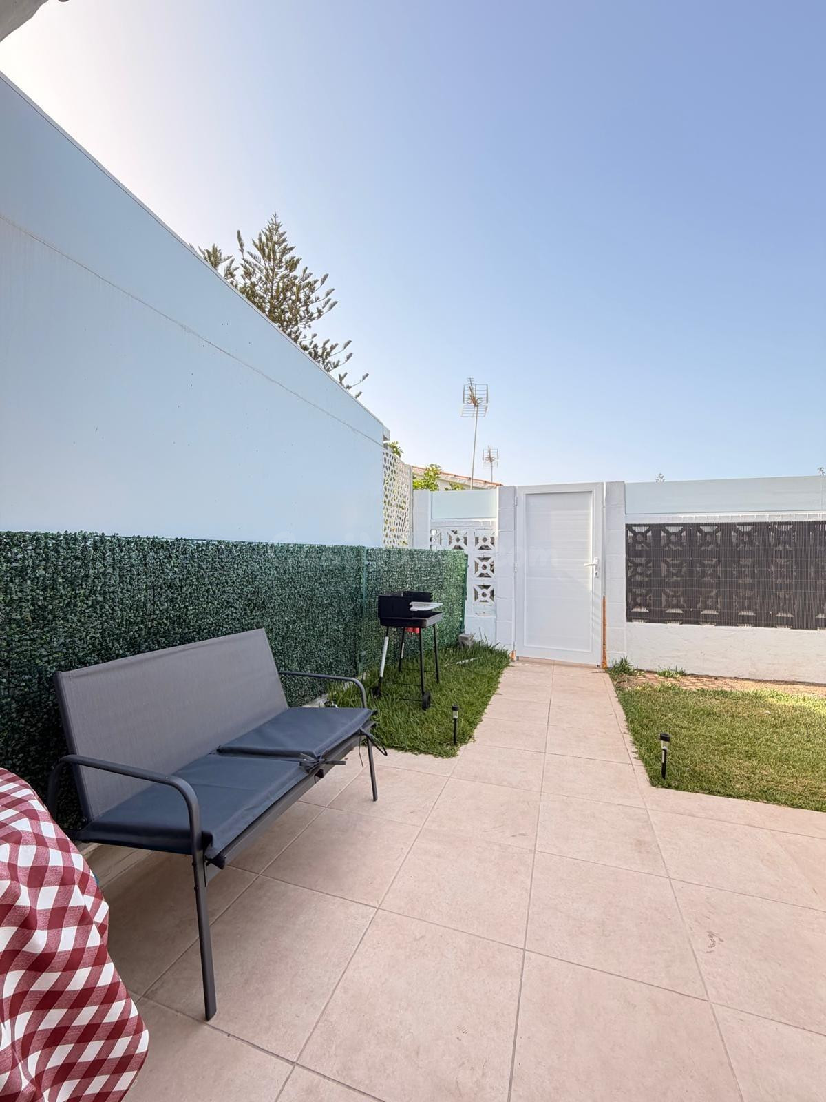 Bungalow renovado con jardín – Alquiler de temporada en Play - foto 4