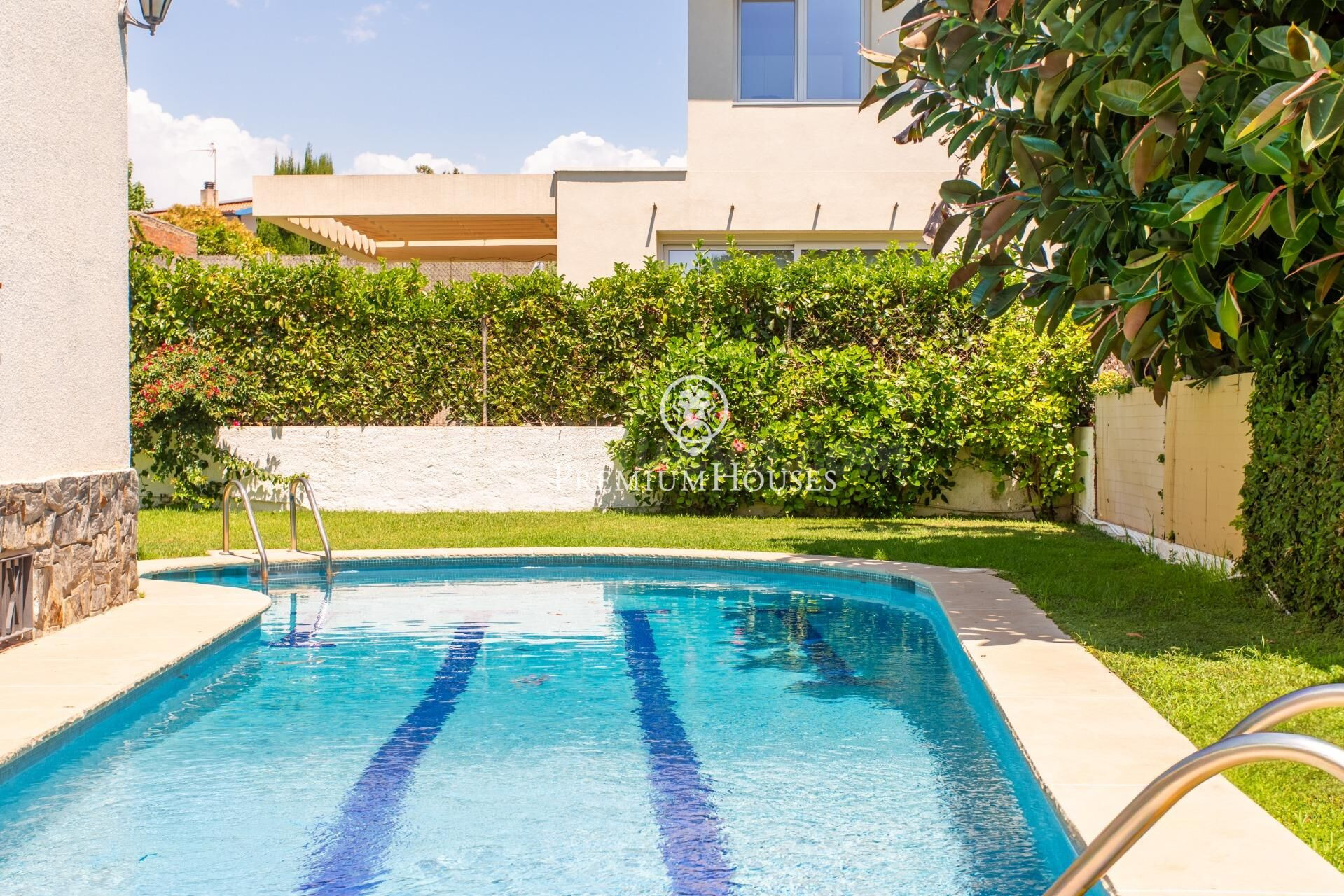 Casa en venta en El Masnou con piscina - foto 2