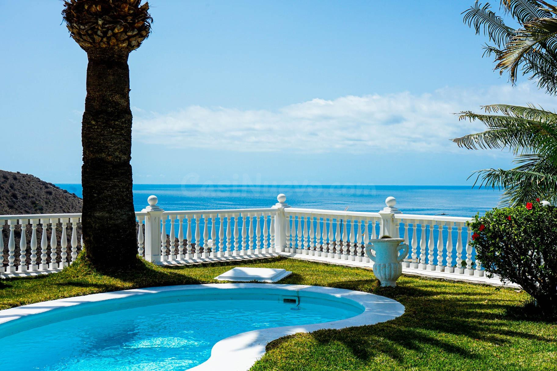 Villa con ubicación espectacular, piscina y amplias zonas ex