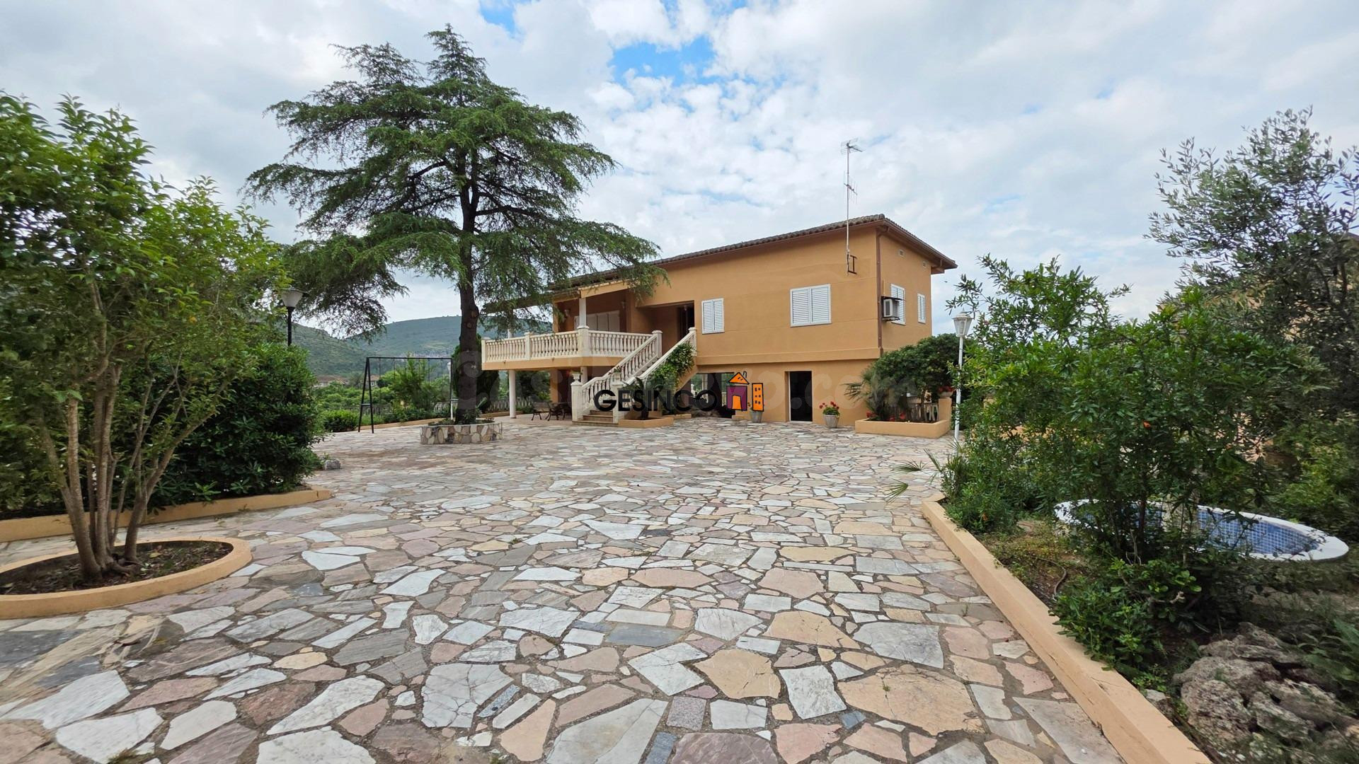 EXCELENTE CHALET CON VISTAS PANORÁMICAS EN URBANIZACIÓN PINO