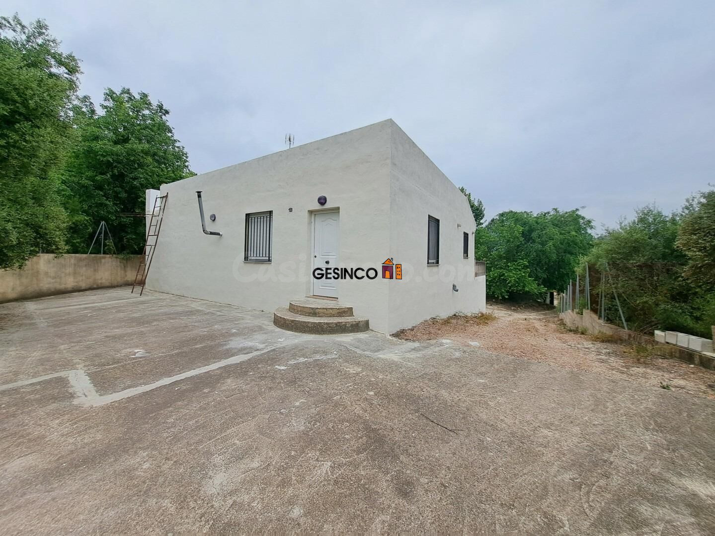 CHALET EN PARCELA RÚSTICA EN LA ZONA DE PINO CHICO