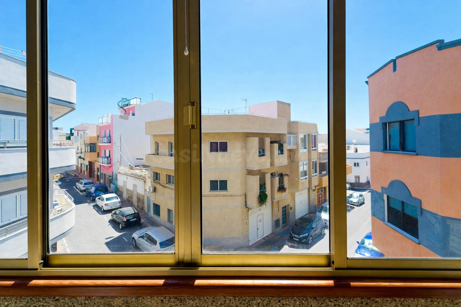 Espacio, luz y calma en un piso de tres habitaciones en El T