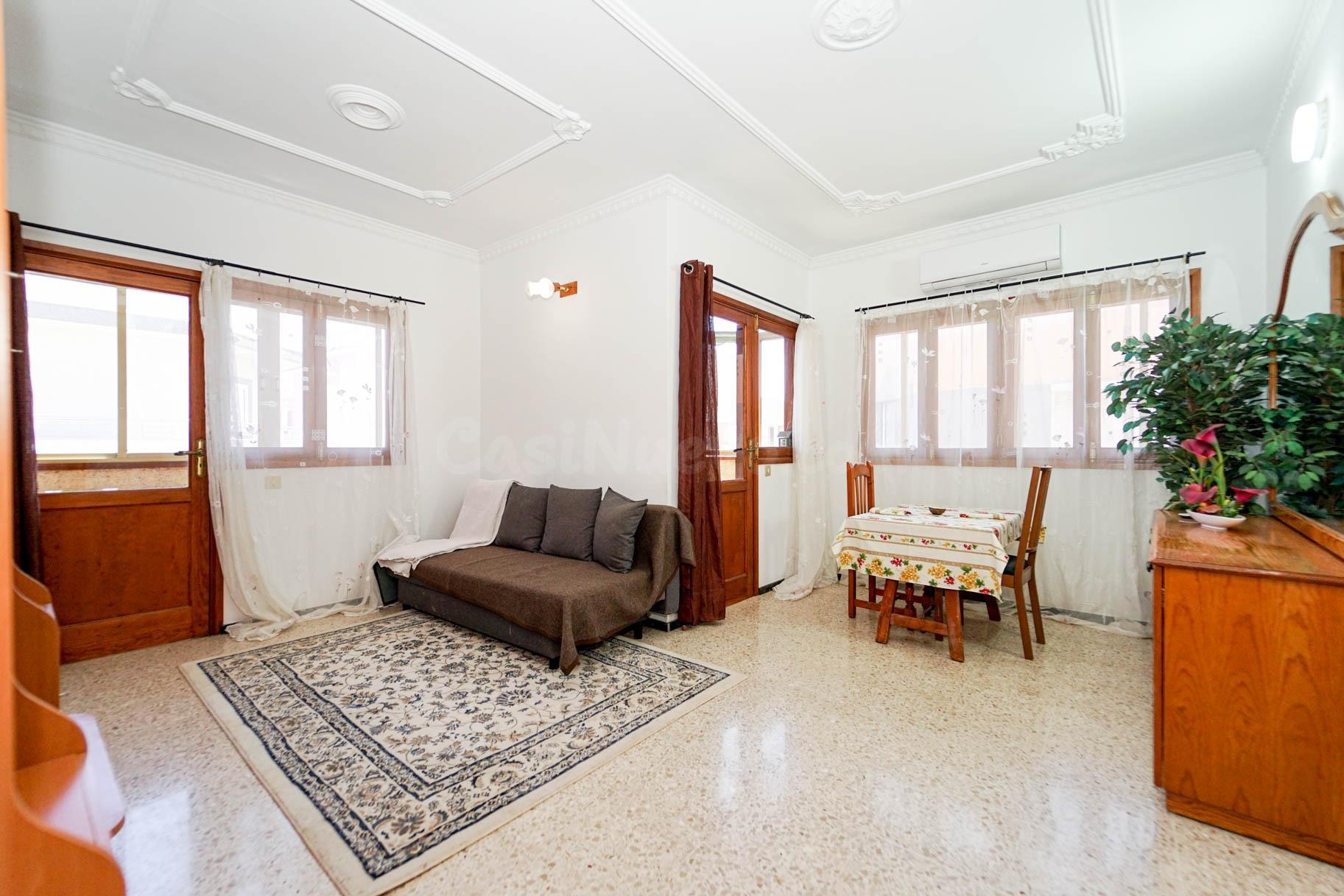 Espacio, luz y calma en un piso de tres habitaciones en El T - foto 2
