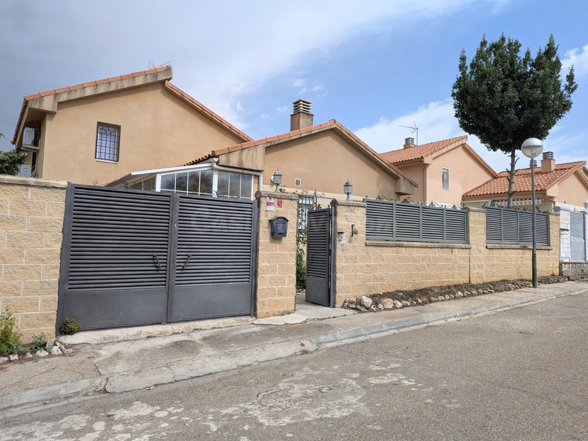 CHALET INDIVIDUAL EN VENTA EN URBANIZACIÓN MONTEJARAL (LORAN