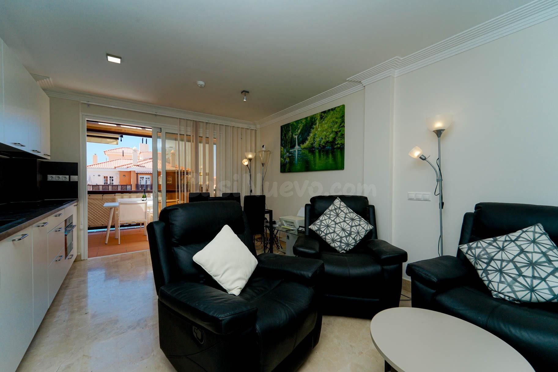 Luminoso apartamento con terraza, parking y trastero - foto 4