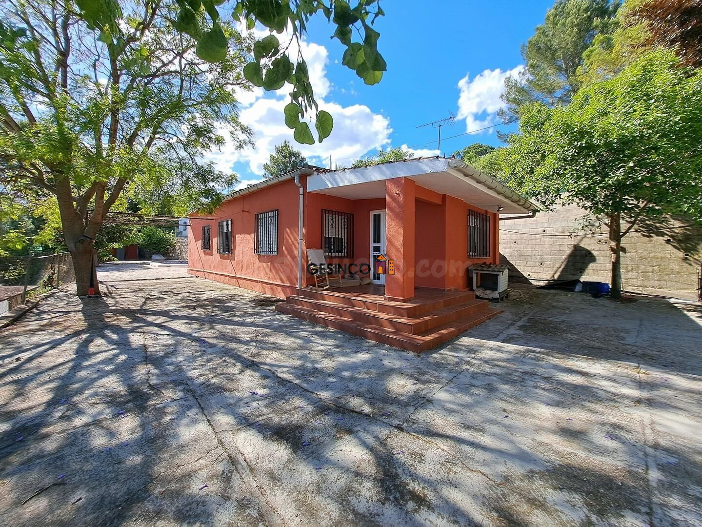 CHALET SOBRE PARCELA URBANA CON VISTAS PANORÁMICAS